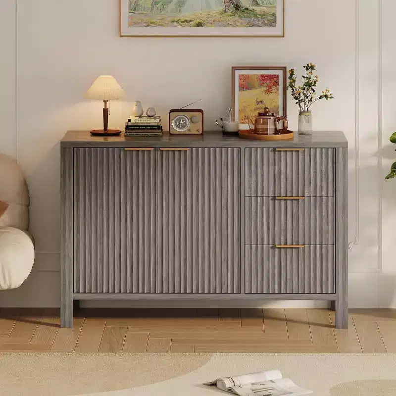 Buffet en chêne / frêne cannelé – 2 portes et 3 tiroirs