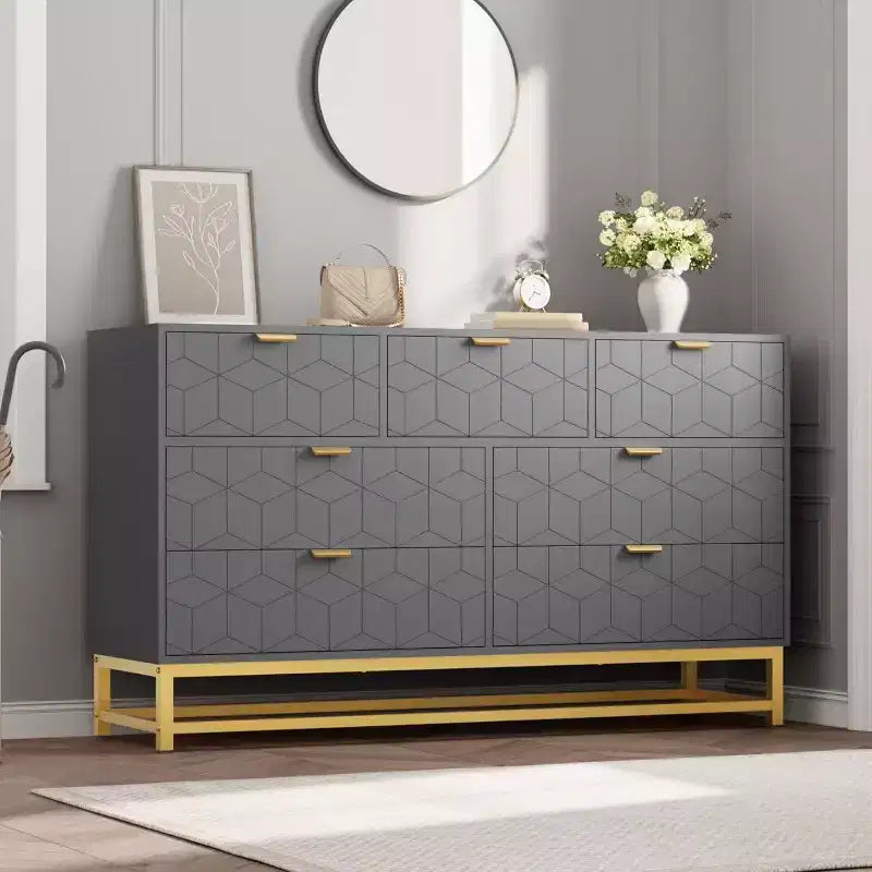 Commode à 7 tiroirs grise et blanche avec poignées dorées, en MDF, 136 cm de large