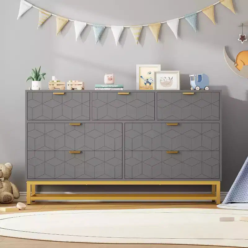 Commode à 7 tiroirs grise et blanche avec poignées dorées, en MDF, 136 cm de large